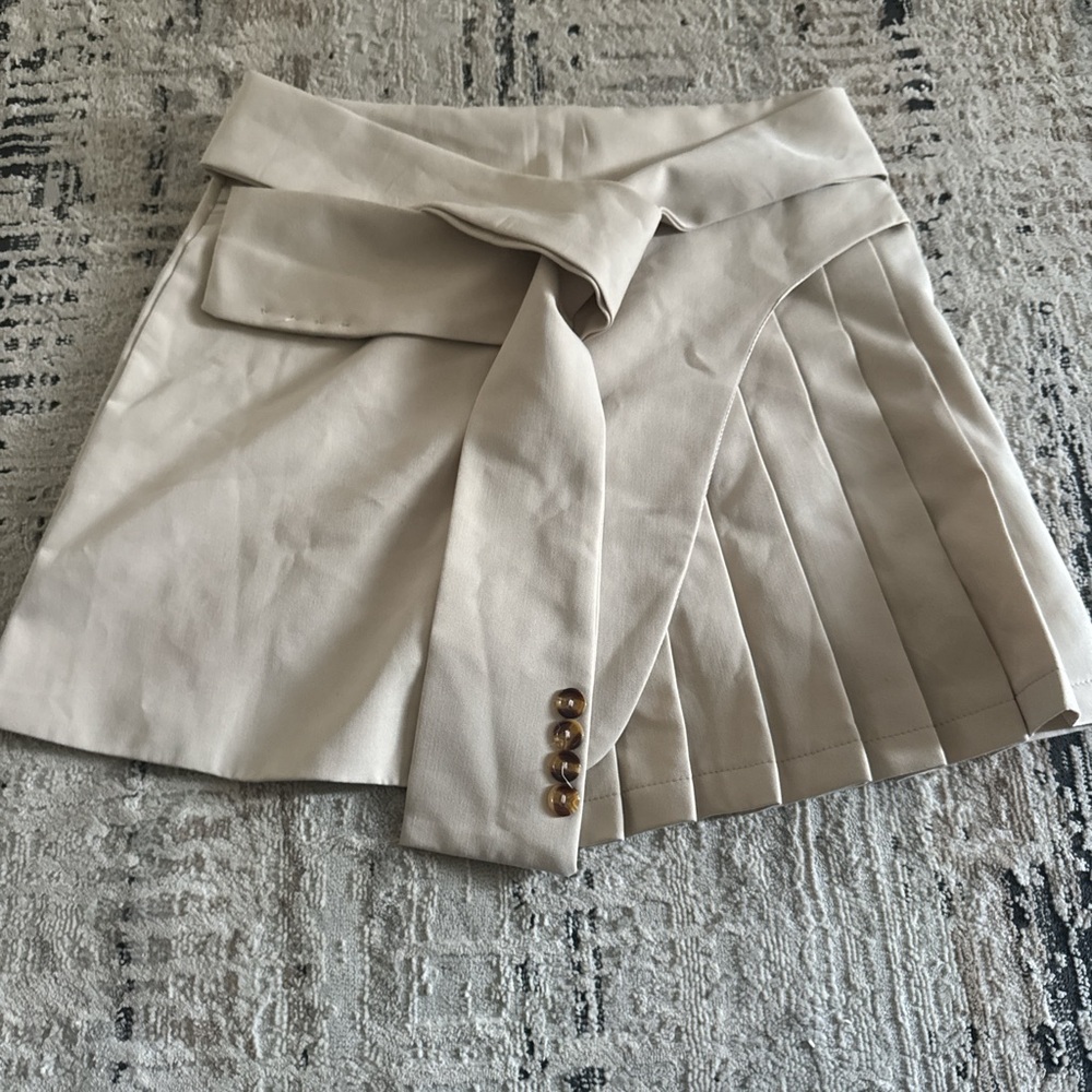 Chic Beige Skirt with Pleats and Buttons